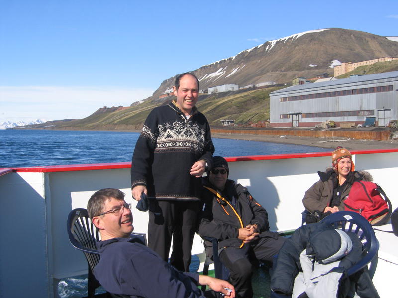 Gruppenbild bei der Fahrt zurueck von Barentsburg